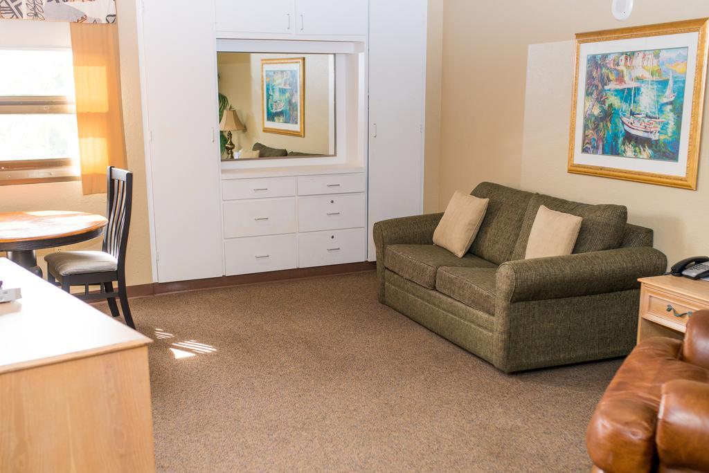 Forum Pompano Beach Room photo